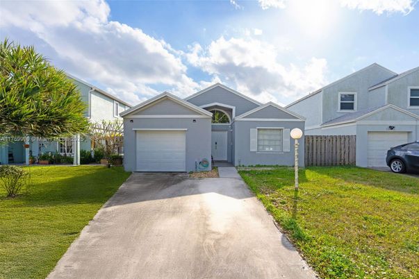 Attached, Exterior, Facade, Ranch