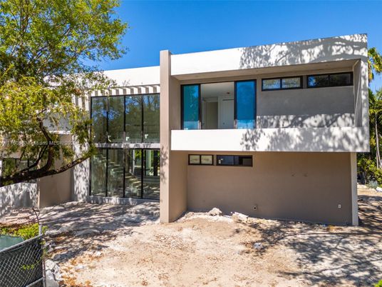 Exterior, Facade, Modern