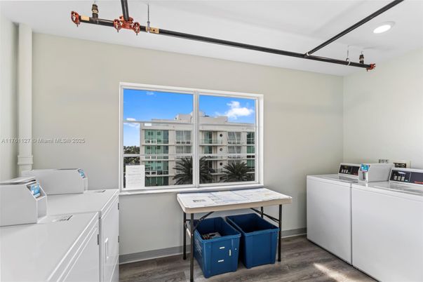 Interior, Recessed Lighting, Washer, Wood Texture Flooring