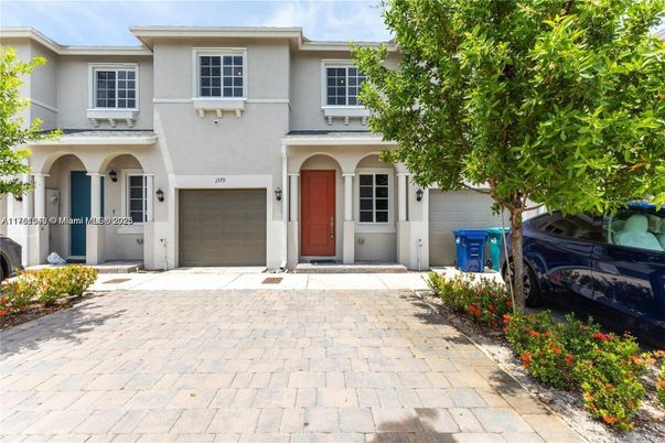Attached, Exterior, Facade, Mediterranean