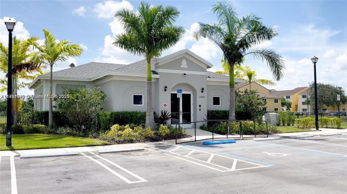 Exterior, Facade, Ranch