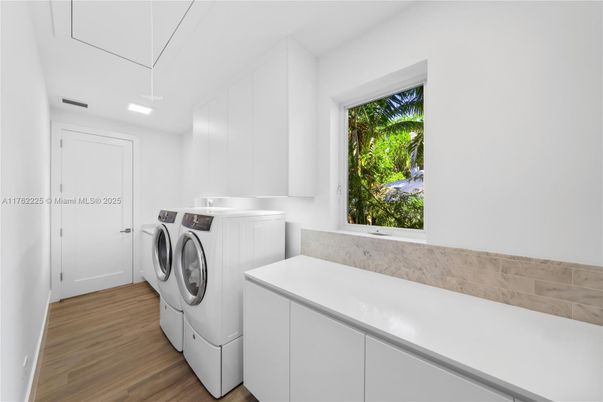 Interior, Washer, Wood Texture Flooring