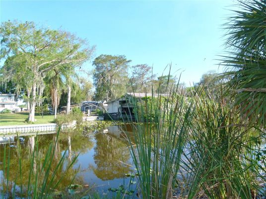 Exterior, Lake