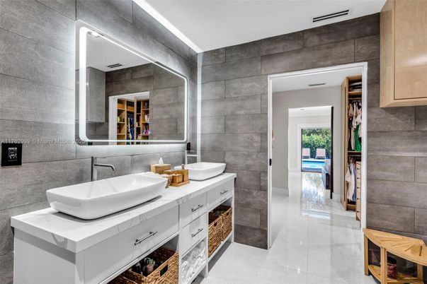 Bathroom, Dual Sink Vanities, Interior
