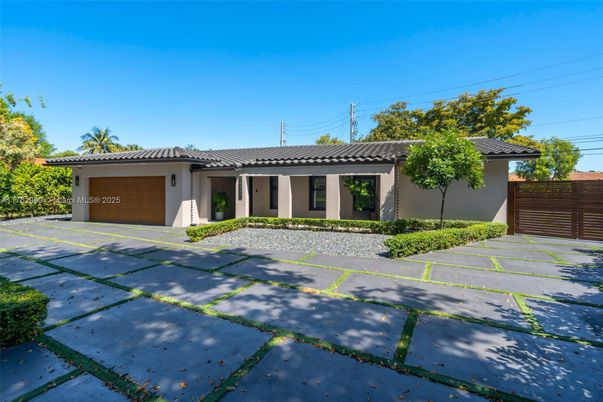 Attached, Exterior, Facade, Mediterranean