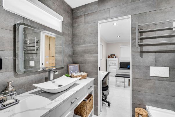 Bathroom, Interior, Recessed Lighting