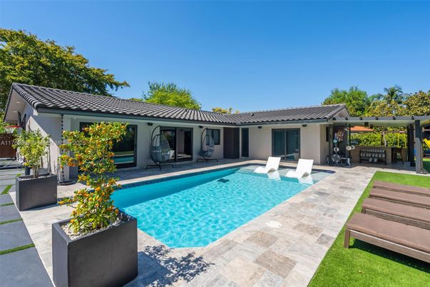 Exterior, Pool
