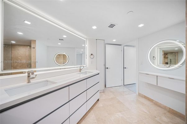Bathroom, Dual Sink Vanities, Interior, Recessed Lighting