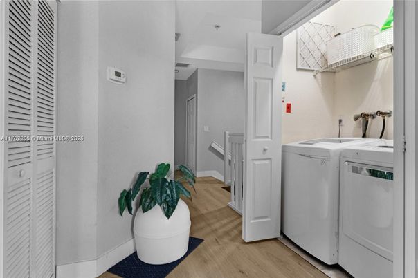 Interior, Washer, Wood Texture Flooring