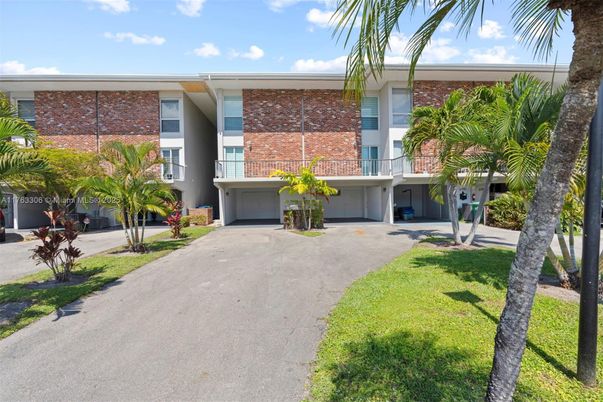 Attached, Exterior, Facade, Brick Facade, Modern