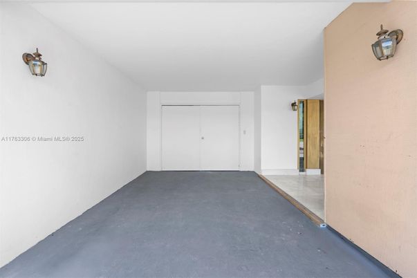 Empty room, Interior