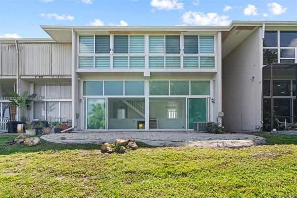 Exterior, Facade, Modern