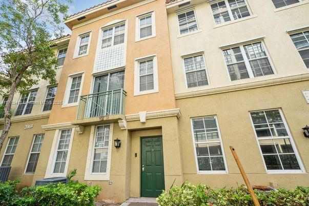 Exterior, Facade, Rowhouse