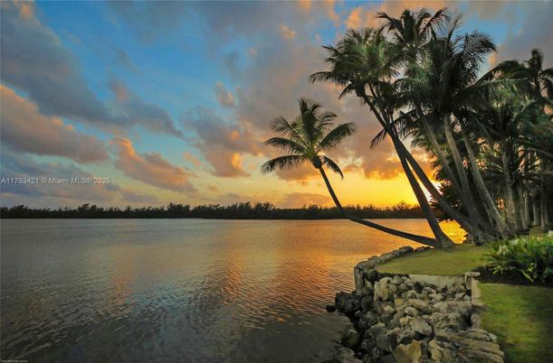 Exterior, Lake