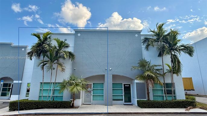 Exterior, Facade, Modern