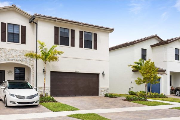 Attached, Exterior, Facade, Mediterranean