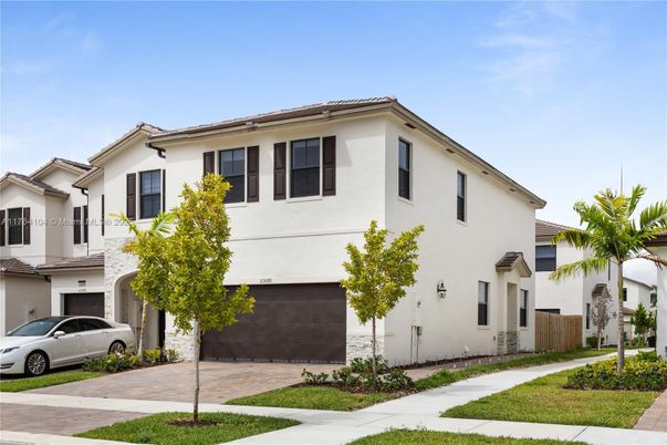 Attached, Exterior, Facade, Mediterranean