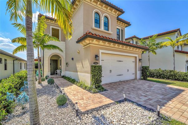 Attached, Exterior, Facade, Mediterranean