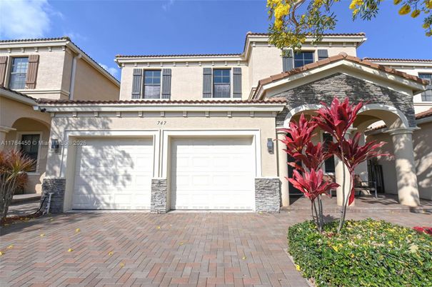 Attached, Exterior, Facade, Mediterranean
