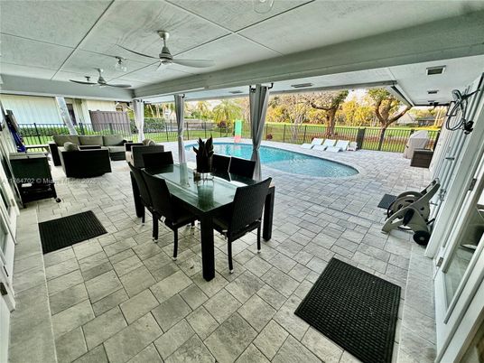 Dining room, Exterior, Pool