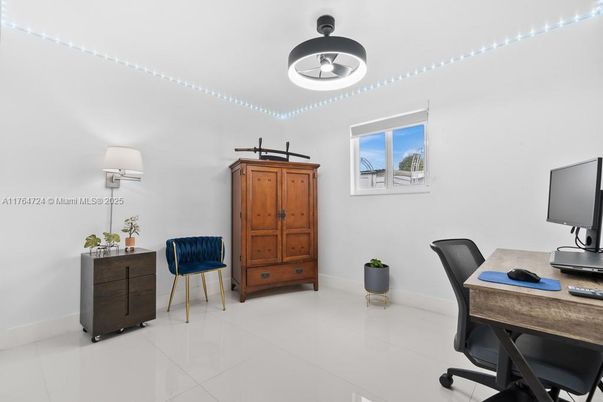 Home Office, Interior