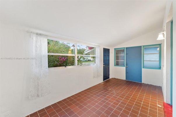 Empty room, Interior