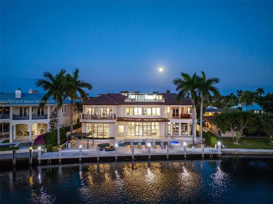 Exterior, Facade, Lake, Mediterranean