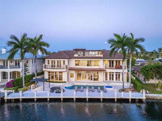 Exterior, Lake