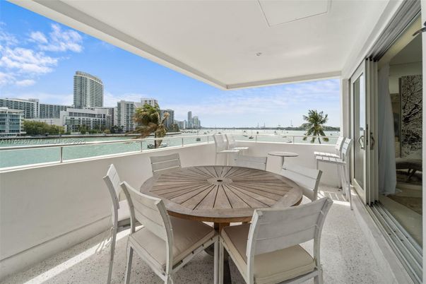 Exterior, Dining room, Other