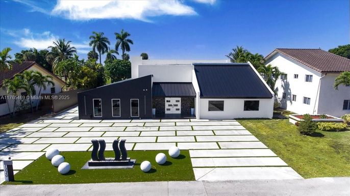 Backyard, Exterior, Facade, Modern