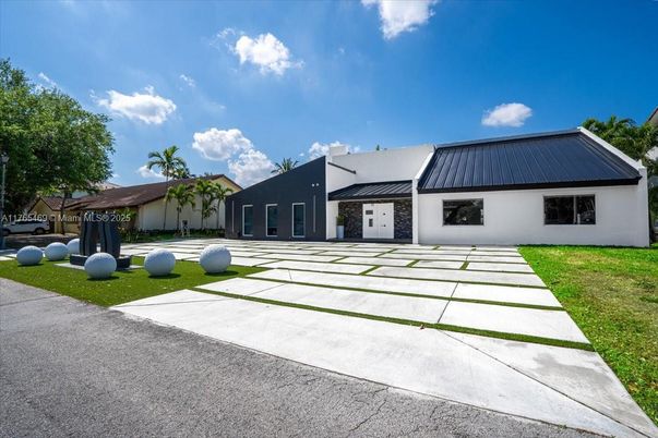 Backyard, Exterior, Facade, Ranch