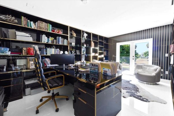 Home Office, Interior