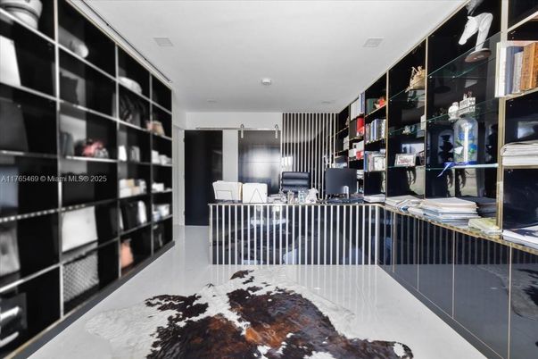 Home Office, Interior