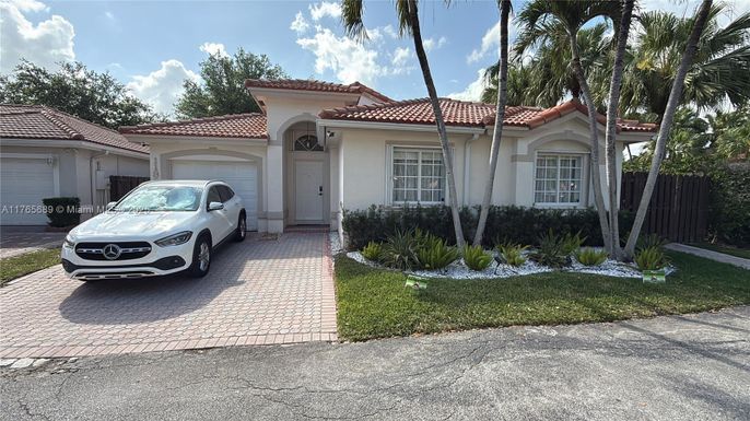 Attached, Exterior, Facade, Mediterranean