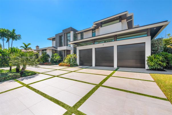 Attached, Exterior, Facade, Modern