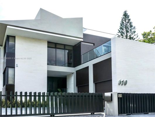 Exterior, Facade, Modern