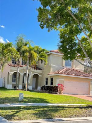 Attached, Exterior, Facade, Mediterranean