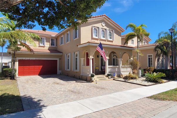 Attached, Exterior, Facade, Mediterranean