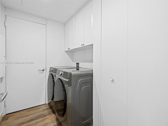 Interior, Washer, Wood Texture Flooring
