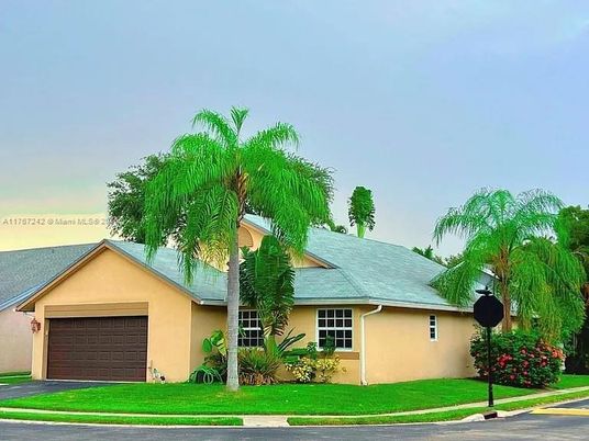 Attached, Exterior, Facade, Ranch