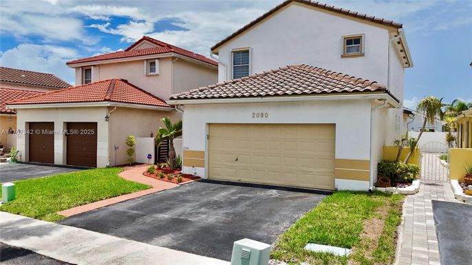 Attached, Exterior, Facade, Mediterranean