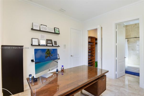 Home Office, Interior