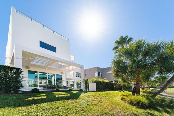 Backyard, Exterior, Facade, Modern