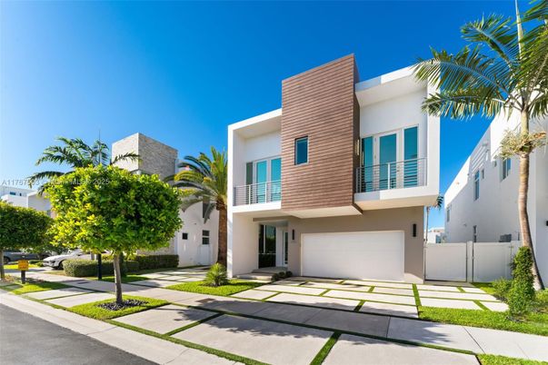 Attached, Exterior, Facade, Modern