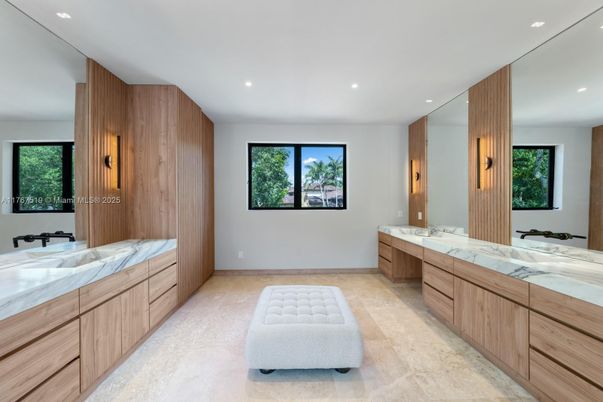 Bathroom, Dual Sink Vanities, Interior, Recessed Lighting