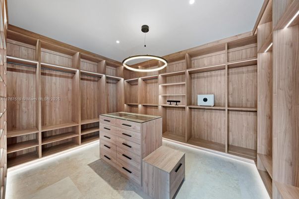 Interior, Pendant Lights, Recessed Lighting, Walk-in Closets, Wooden Walls