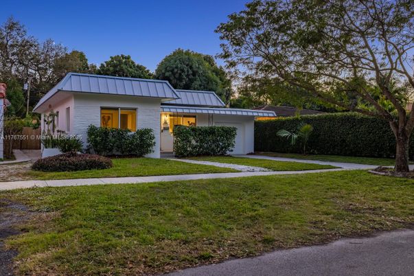 Backyard, Exterior, Facade, Ranch