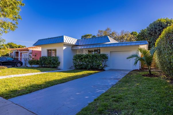 Attached, Exterior, Facade, Ranch