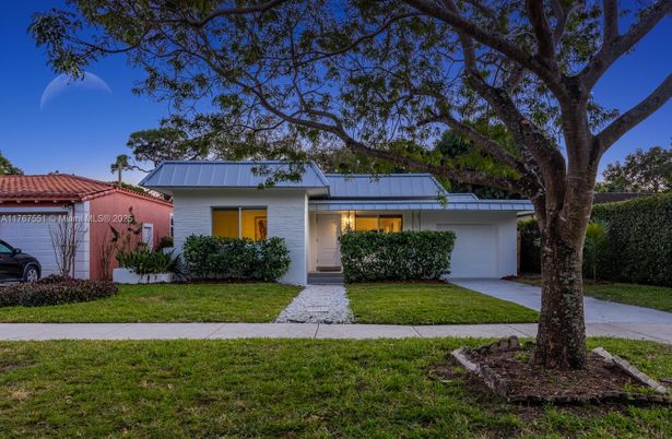 Attached, Exterior, Facade, Ranch