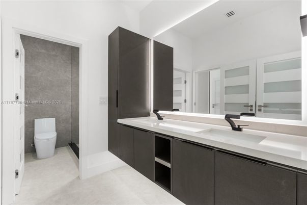 Bathroom, Dual Sink Vanities, Interior